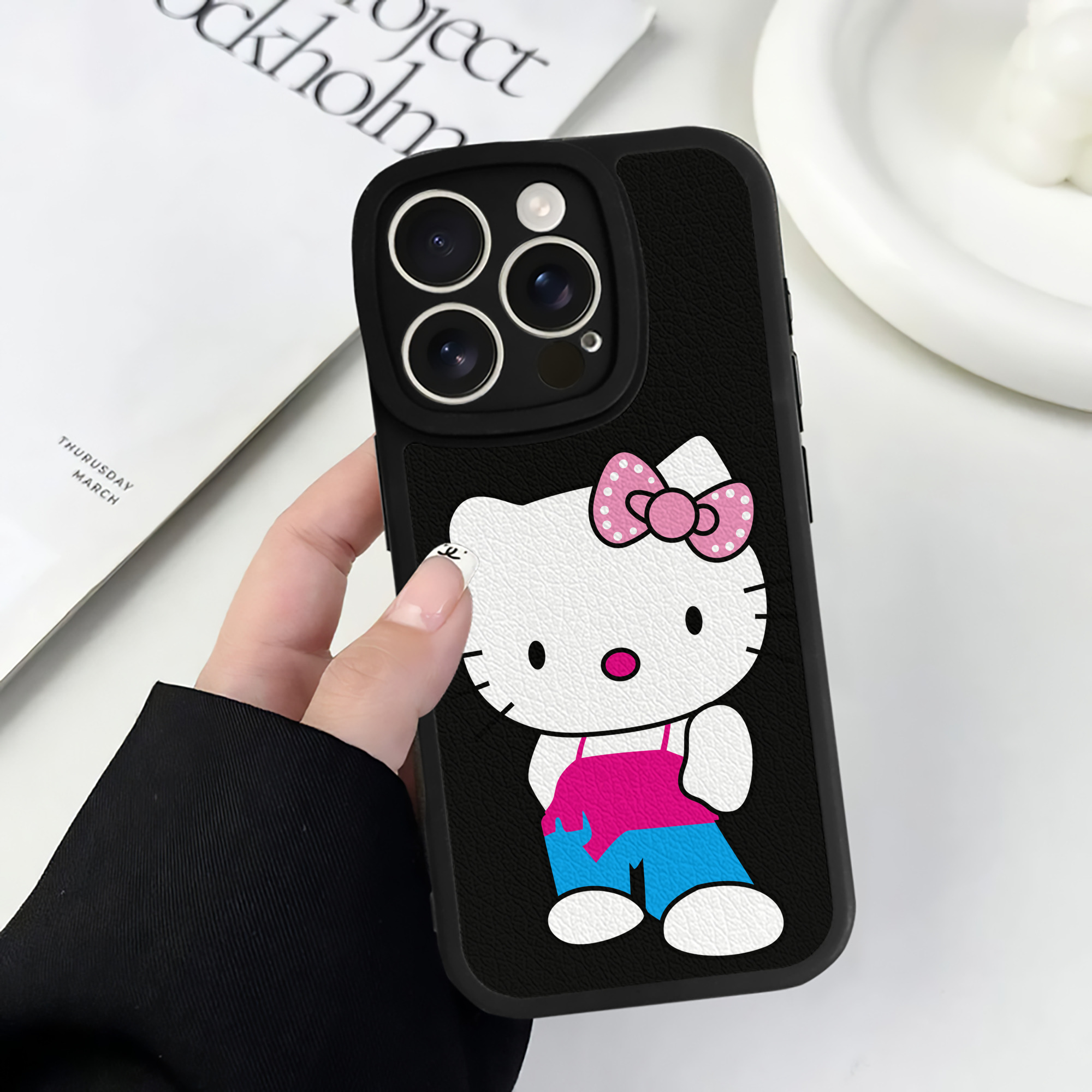 （画像用） Hello Kitty ハローキティ 【iPhone 16シリーズ対応】シリコンスマホケース（レザー調） 材質：シリコン
